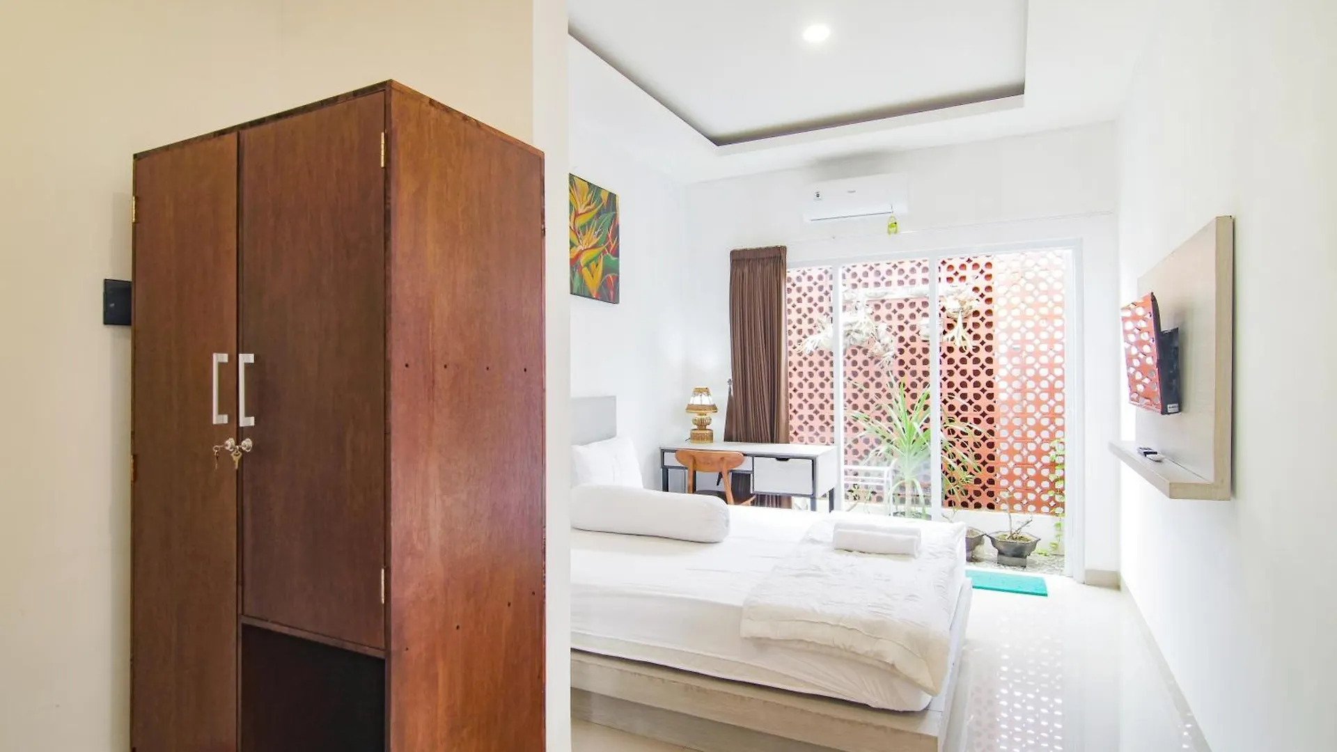 White Blue House 5 - Pvt Room, Shared Pool&Kitchen Ubud  0*, Ubud (Bali) Indonesia
