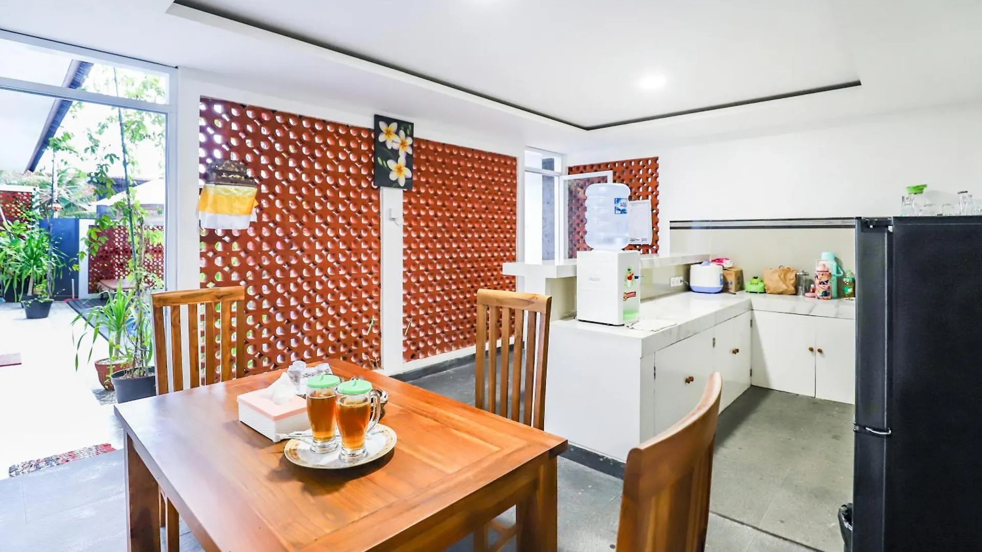 White Blue House 5 - Pvt Room, Shared Pool&Kitchen Ubud