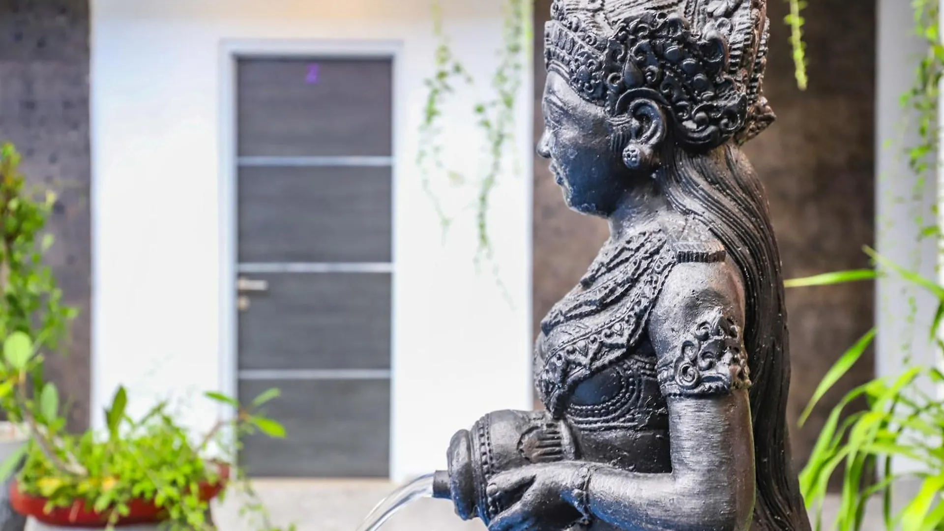 White Blue House 5 - Pvt Room, Shared Pool&Kitchen Ubud
