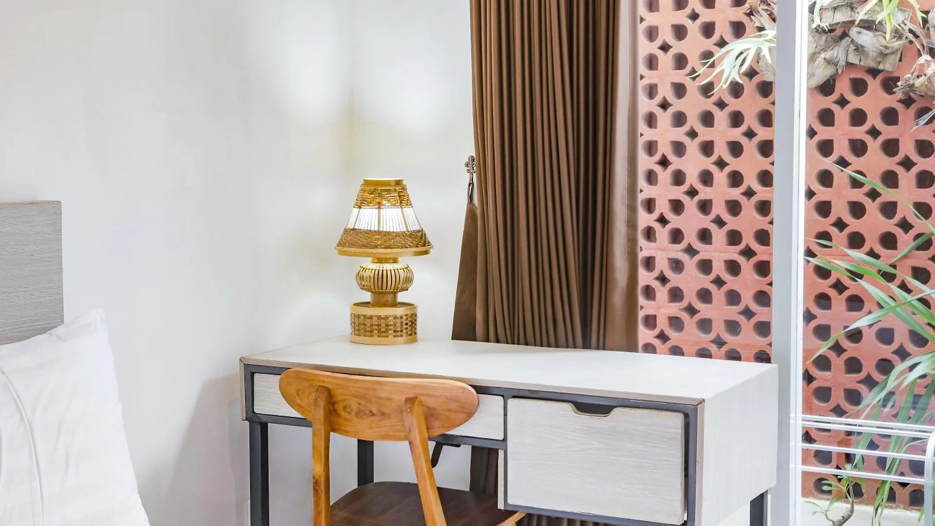 White Blue House 5 - Pvt Room, Shared Pool&Kitchen Ubud  Guest house