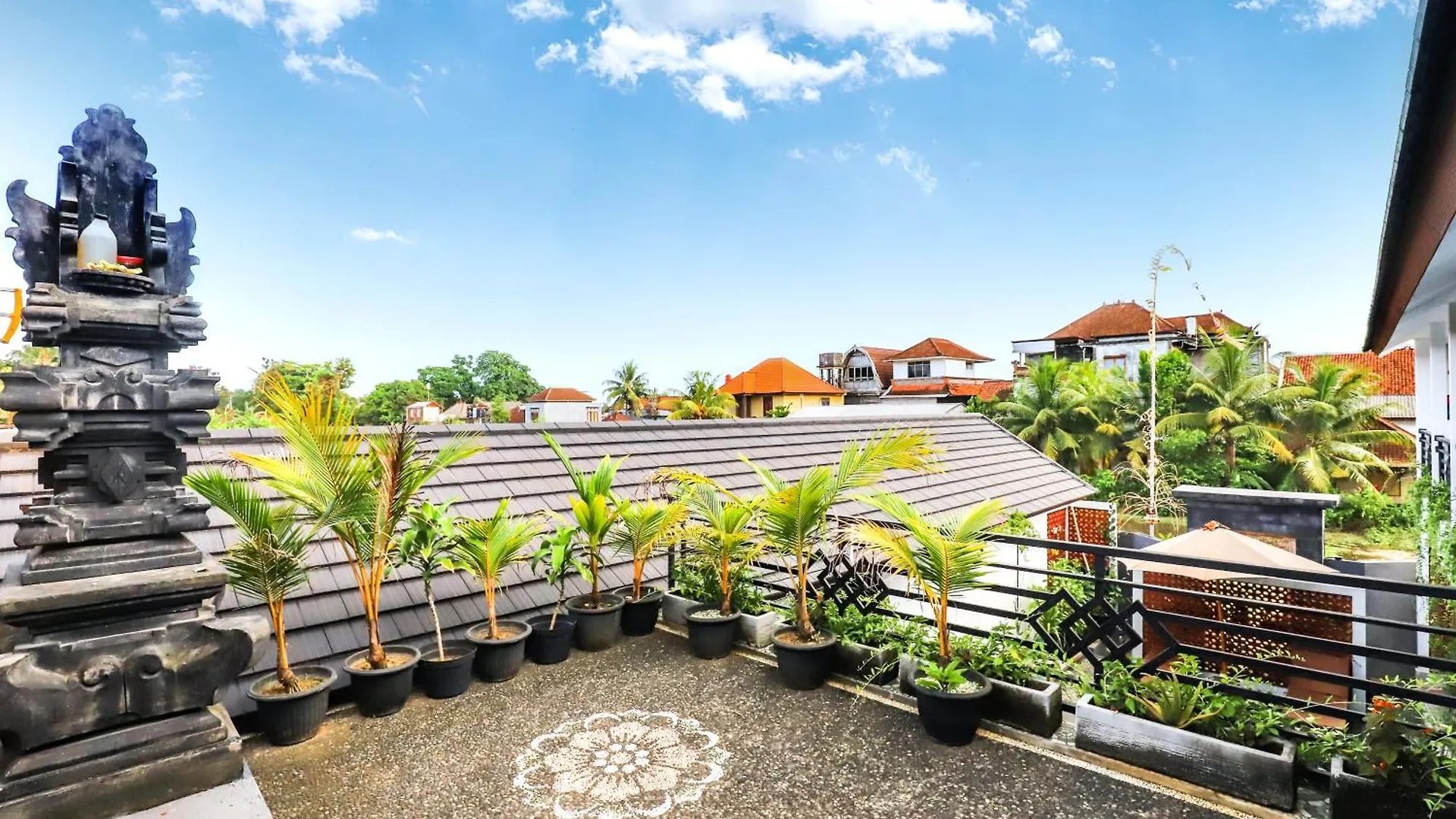 White Blue House 5 - Pvt Room, Shared Pool&Kitchen contacts